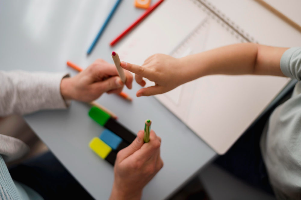 photo/top-view-child-learning-how-count-home