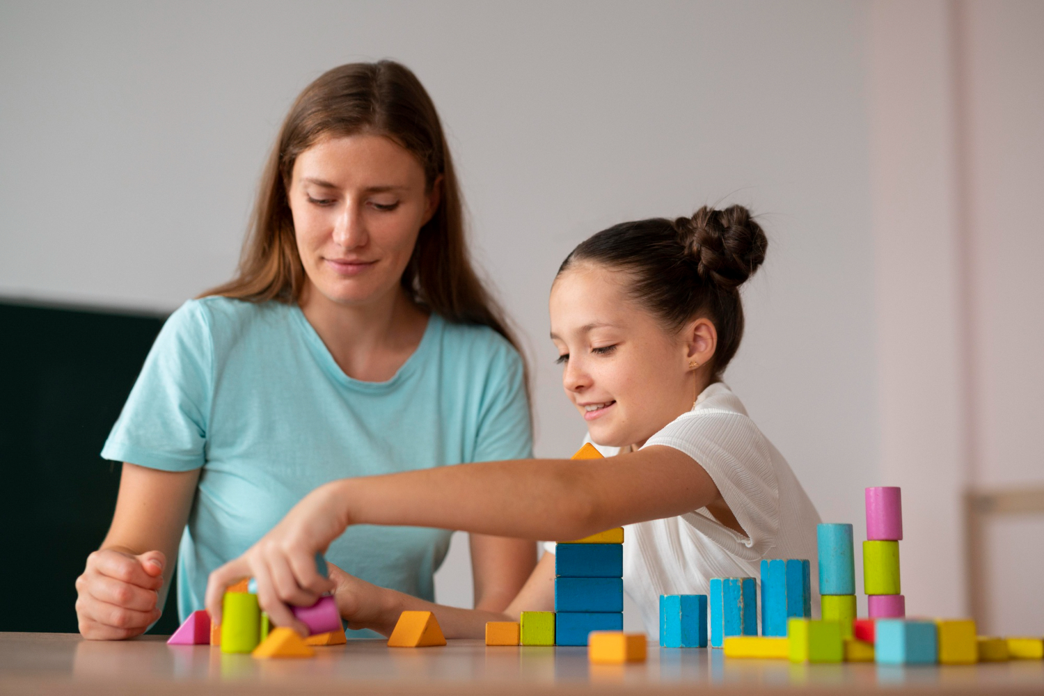 photo/psychologist-helping-girl-speech-therapy